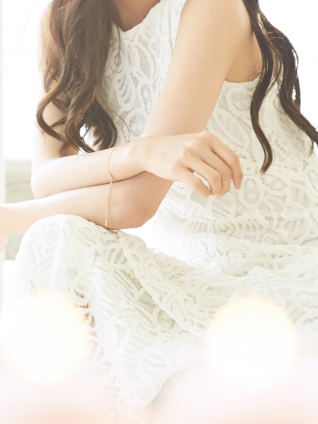 白いドレスを着た女性